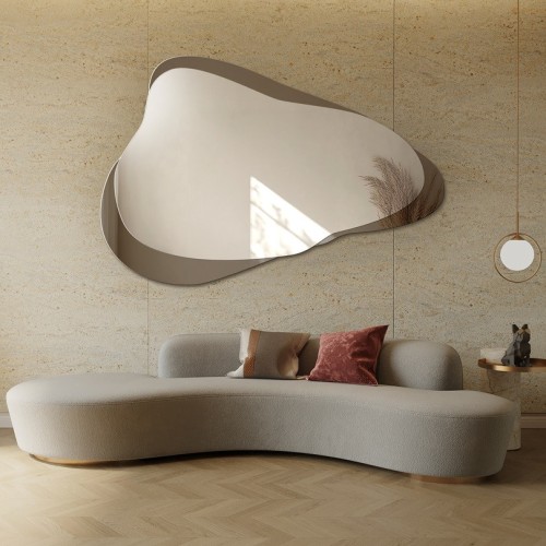 Unregelmäßiger Spiegel auf einer braunen Spiegeltafel –...