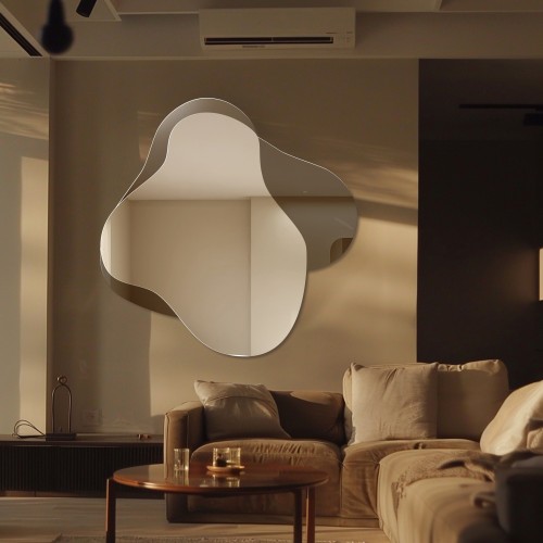 Unregelmäßiger Spiegel auf einer braunen Spiegeltafel –...