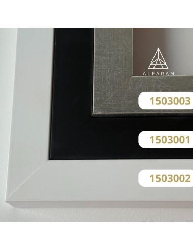 Moderner großer Spiegel in einem Holzrahmen mit...