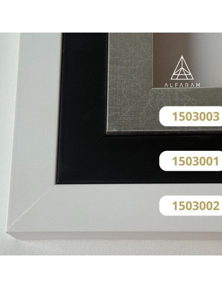 Moderner großer Spiegel in einem Holzrahmen mit Ausschnitt für ein Schränkchen 1503