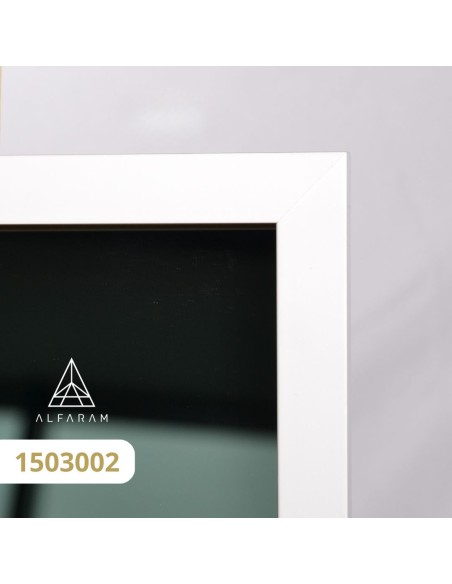 Moderner großer Spiegel in einem Holzrahmen mit Ausschnitt für ein Schränkchen 1503