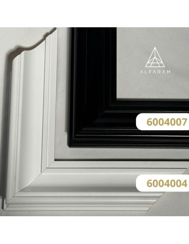 Spiegel in Glamouroptik mit prächtigem weißem...