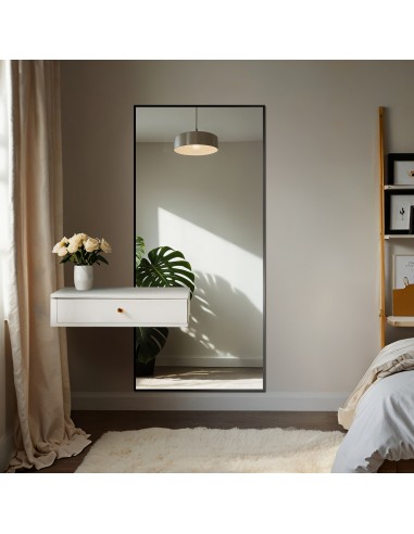 Moderner großer Spiegel in einem Holzrahmen mit...