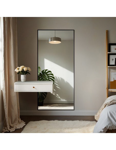 Moderner großer Spiegel in einem Holzrahmen mit Ausschnitt für ein Schränkchen 1503