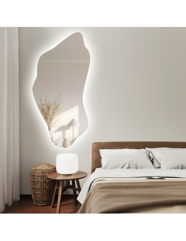 Unregelmäßig geformter Spiegel mit Beleuchtung...