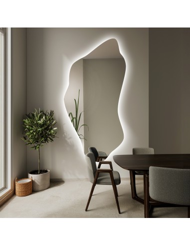 Unregelmäßig geformter Spiegel mit Beleuchtung...