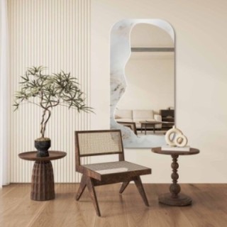 Unregelmäßiger Spiegel auf weiß-goldenem Marmor – MARBLE ZARI