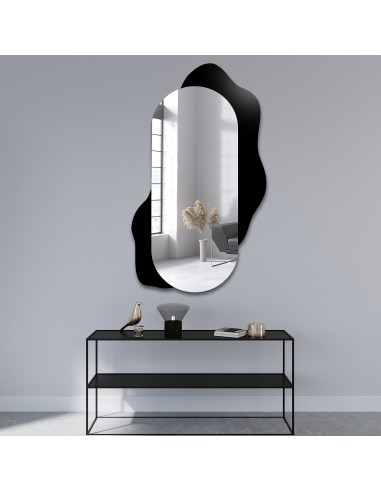 Dekorativer ovaler Spiegel auf schwarzem Fleck...