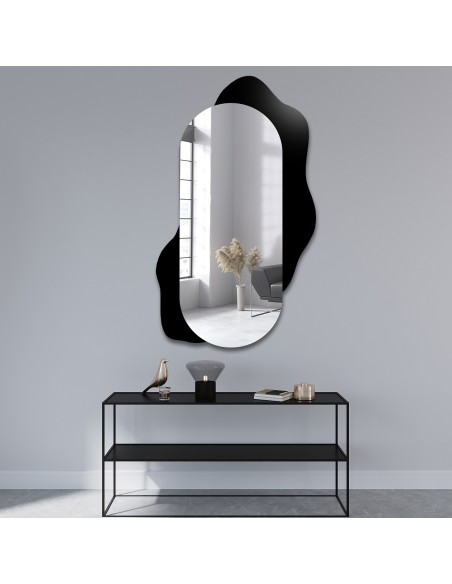Dekorativer ovaler Spiegel auf schwarzem Fleck - KLEKS