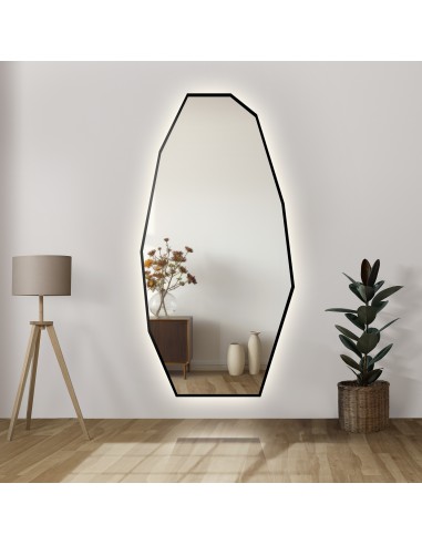 Dekorativer Spiegel in scharfer organischer Form mit beleuchtetem Rahmen - PIRYT IM LED-RAHMEN