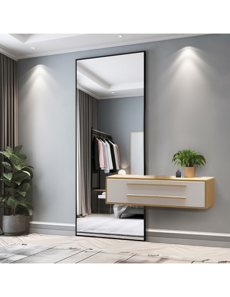 Moderner großer Spiegel in einem Holzrahmen mit Ausschnitt für ein Schränkchen 1503