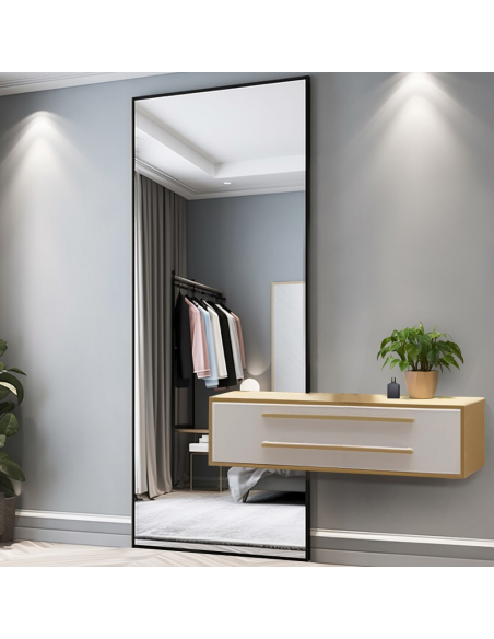 Moderner großer Spiegel in einem Holzrahmen mit Ausschnitt für ein Schränkchen 1503