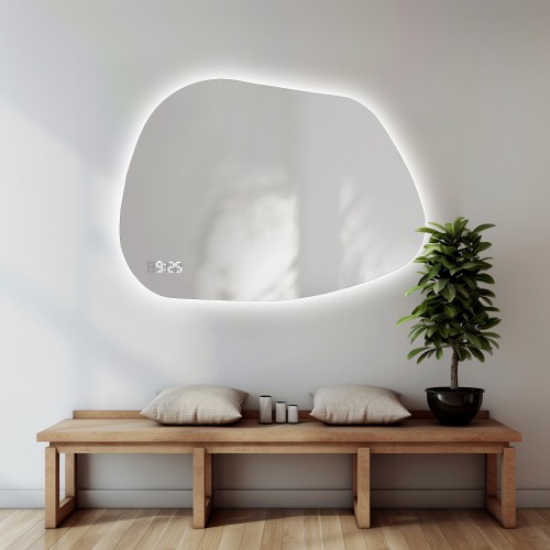 Unregelmäßig geformter Badezimmerspiegel mit Digitaluhr...