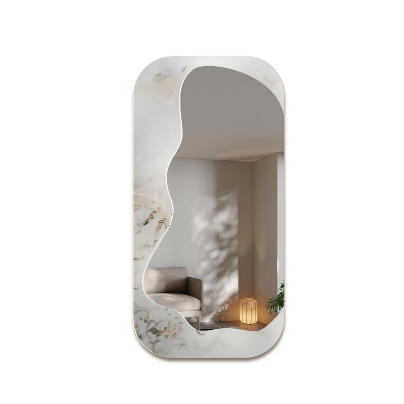 Unregelmäßiger Spiegel auf weiß-goldenem Marmor – MARBLE ZARI