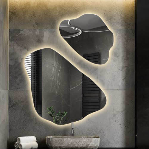 Ein Set von Spiegeln mit unregelmäßiger Form und...