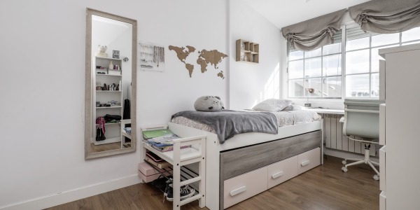 Teenager Zimmer mit Spiegel